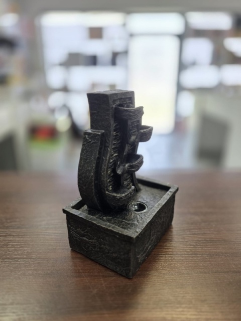 Fontanna dekoracyjna LED Posąg - relaksujący szum wody i światło do salonu, sypialni, biura