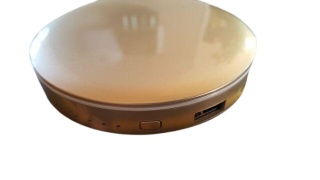 Eleganckie kompaktowe lusterko kosmetyczne z wbudowanym powerbankiem