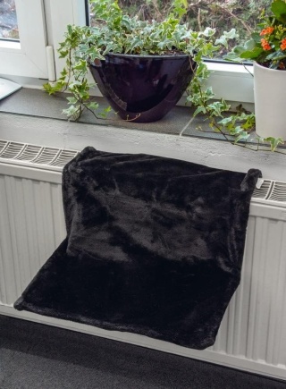 Hamak dla kota KARLIE Black Plush - do zawieszenia na kaloryferze, 46x31x24cm, max 5kg